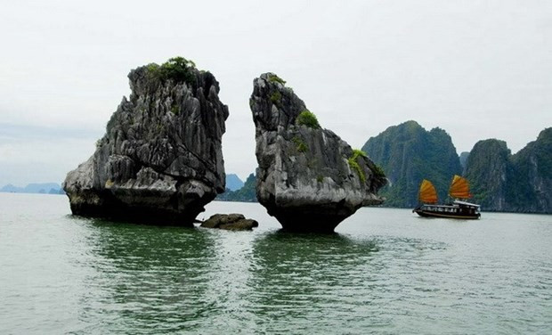 Hòn Trống Mái trên Vịnh Hạ Long. Ảnh: Đình Na/TTXVN.