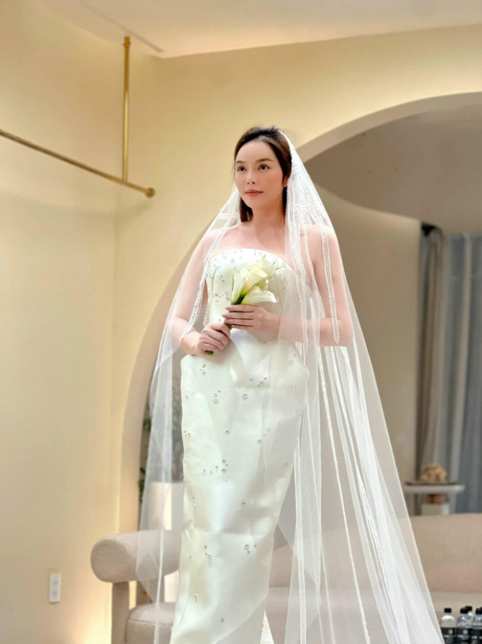 Lý Nhã Kỳ tung ảnh thử váy cưới, danh tính 'nửa kia' làm khán giả xôn xao Ảnh 1