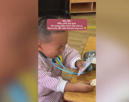 Ngày đầu đến lớp thấy nhớ mẹ, bé trai có hành động vừa thương vừa buồn cười Ảnh 1