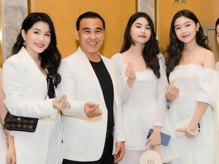 Hai ái nữ nhà MC Quyền Linh khoe nhan sắc ngọt ngào qua 'cam thường' Ảnh 1