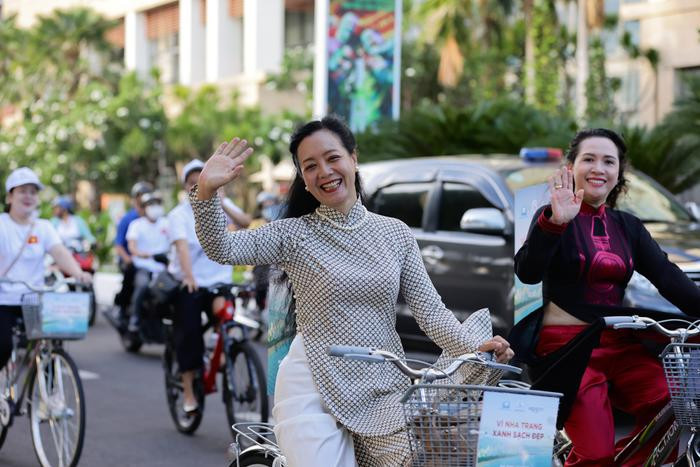 Hai ái nữ nhà MC Quyền Linh khoe nhan sắc ngọt ngào qua 'cam thường' Ảnh 6