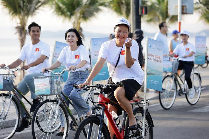 Hai ái nữ nhà MC Quyền Linh khoe nhan sắc ngọt ngào qua 'cam thường' Ảnh 4