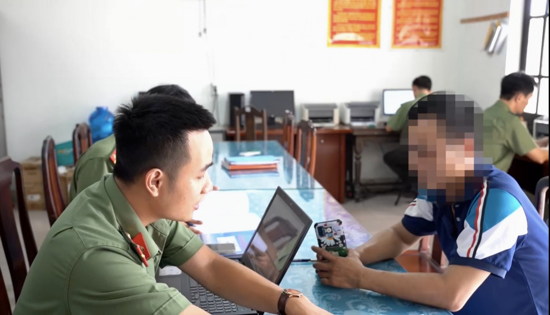 Xử phạt người đàn ông đăng thông tin xuyên tạc về quá trình cưỡng chế vi phạm - Ảnh 1.