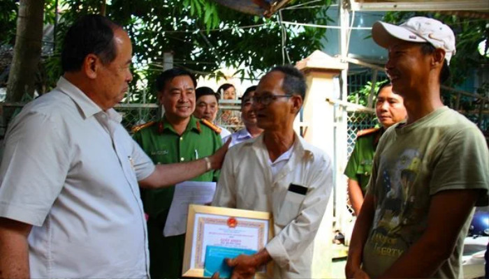 Lao xuống dòng nước cứu bé trai, người đàn ông khiến nhiều người cảm kích Ảnh 1