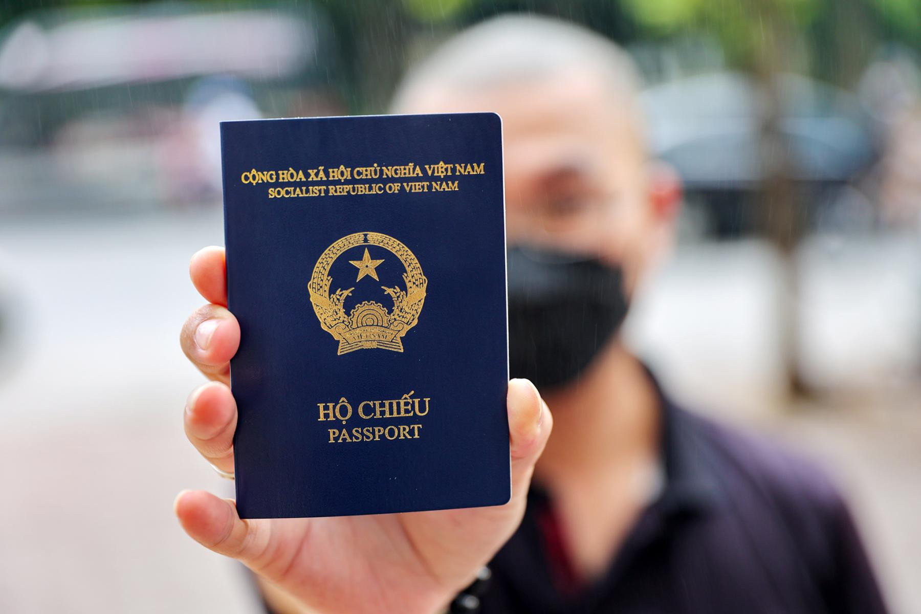 Cảnh báo rủi ro từ dịch vụ làm hộ chiếu online