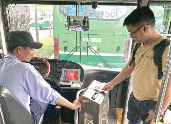 Hà Nội triển khai thí điểm dùng vé xe buýt điện tử