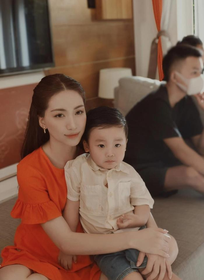 Hòa Minzy xin lỗi quý tử vì không cho con một gia đình trọn vẹn Ảnh 5