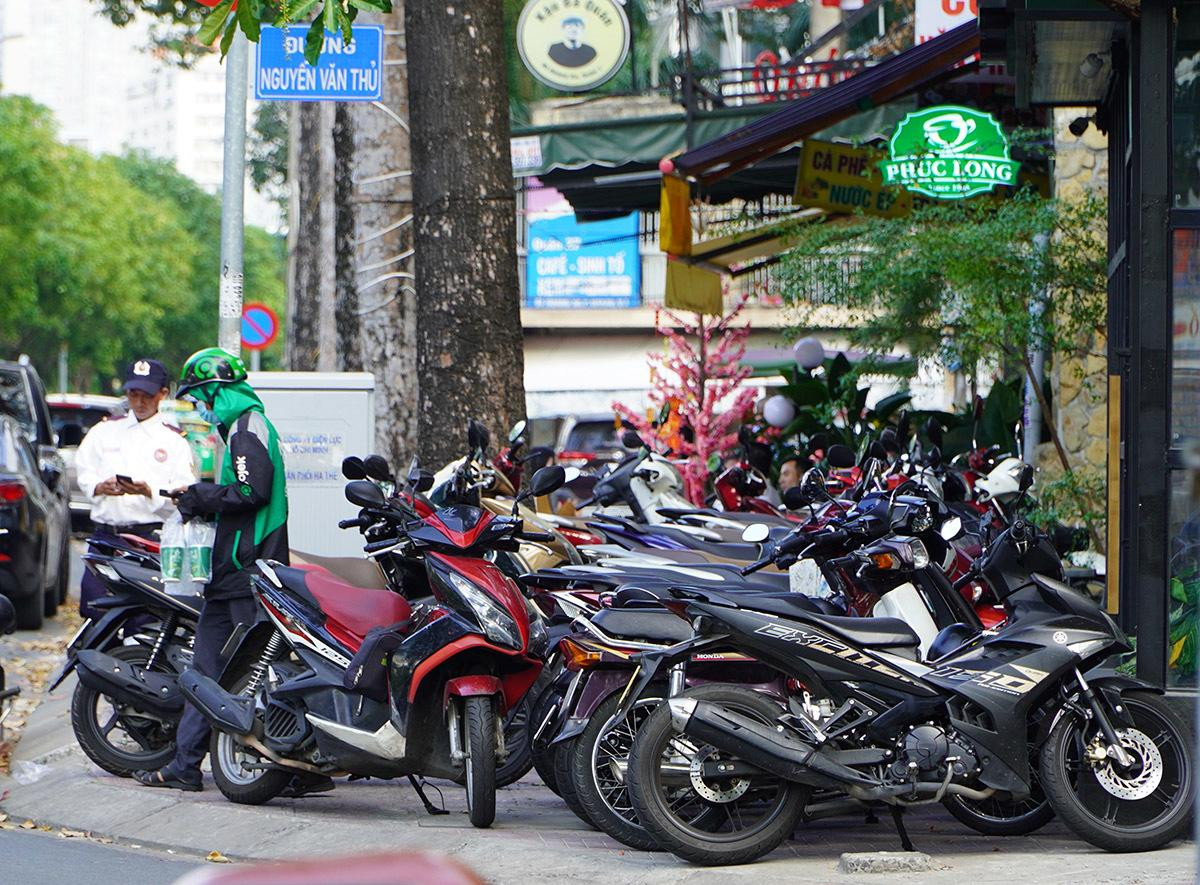 TP. HCM đề xuất thu phí sử dụng vỉa hè từ năm 2024