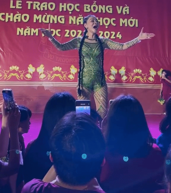Thu Minh gặp sự cố khi diễn tại trường học, cách xử lý khiến ai cũng nể phục Ảnh 2