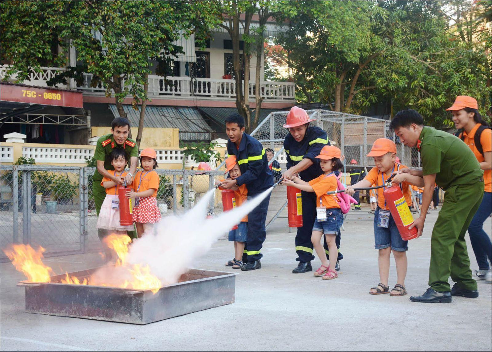 Công an TP. HCM hướng dẫn 7 kỹ năng sinh tồn đối với trẻ nhỏ khi gặp sự cố cháy nổ