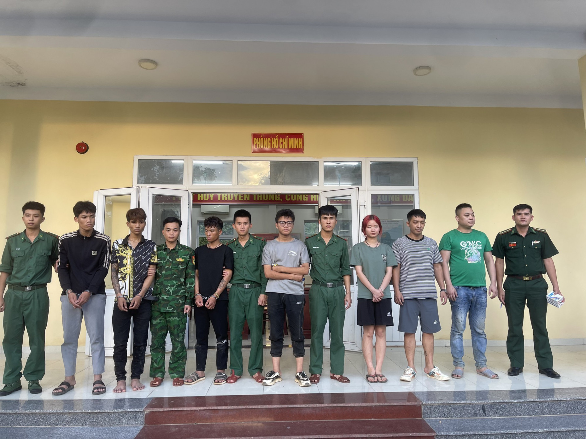 Triệt phá đường dây đưa người nước ngoài xuất cảnh trái phép sang Lào - Ảnh 1.