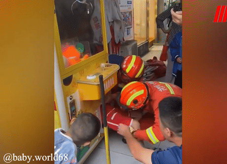 Được dắt đi gắp gấu bông, cậu bé khiến ông bố toát mồ hôi vì sự cố không thể ngờ Ảnh 2