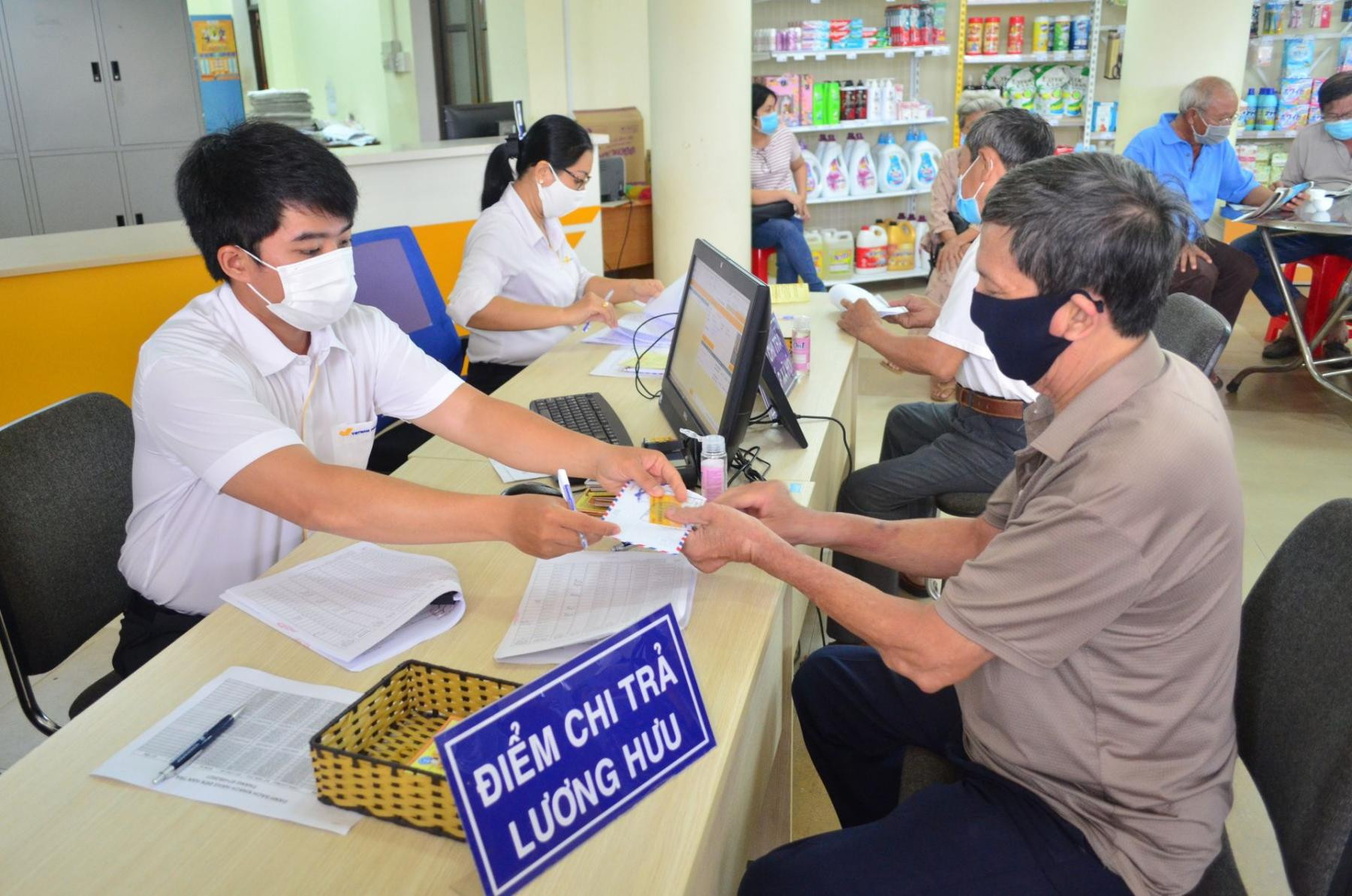 Chi trả trợ cấp an sinh không dùng tiền mặt, người cao tuổi nhận tiền thế nào?