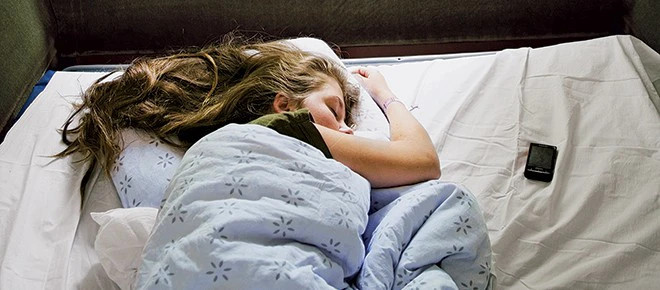 Để điện thoại cạnh người khi đi ngủ vào buổi đêm có khiến cơ thể "chết dần chết mòn"? Hãy cùng đi tìm lời giải đáp thích đáng