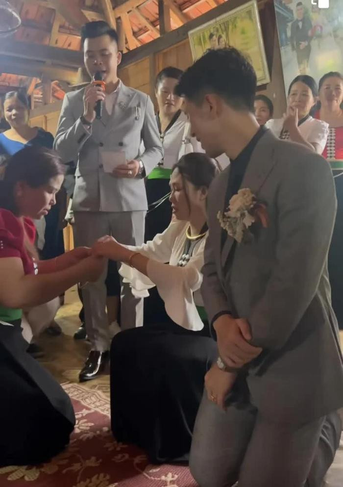 Phải quỳ gối để nhận nhiều quà cưới, Đình Trọng được nhà gái ưu ái làm điều này Ảnh 4