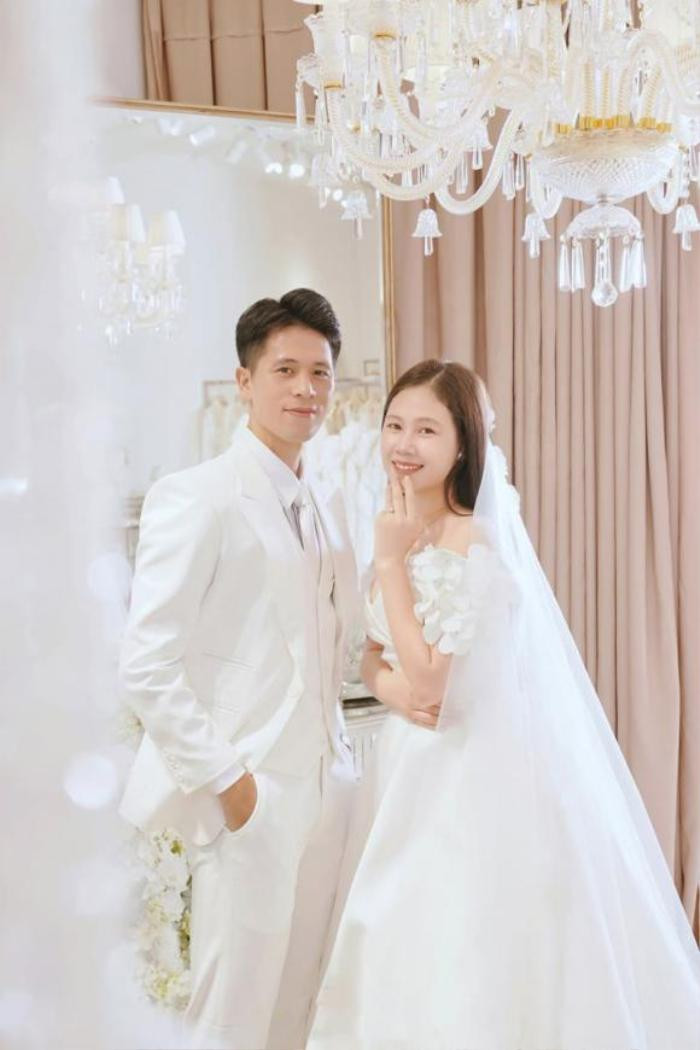 Phải quỳ gối để nhận nhiều quà cưới, Đình Trọng được nhà gái ưu ái làm điều này Ảnh 1