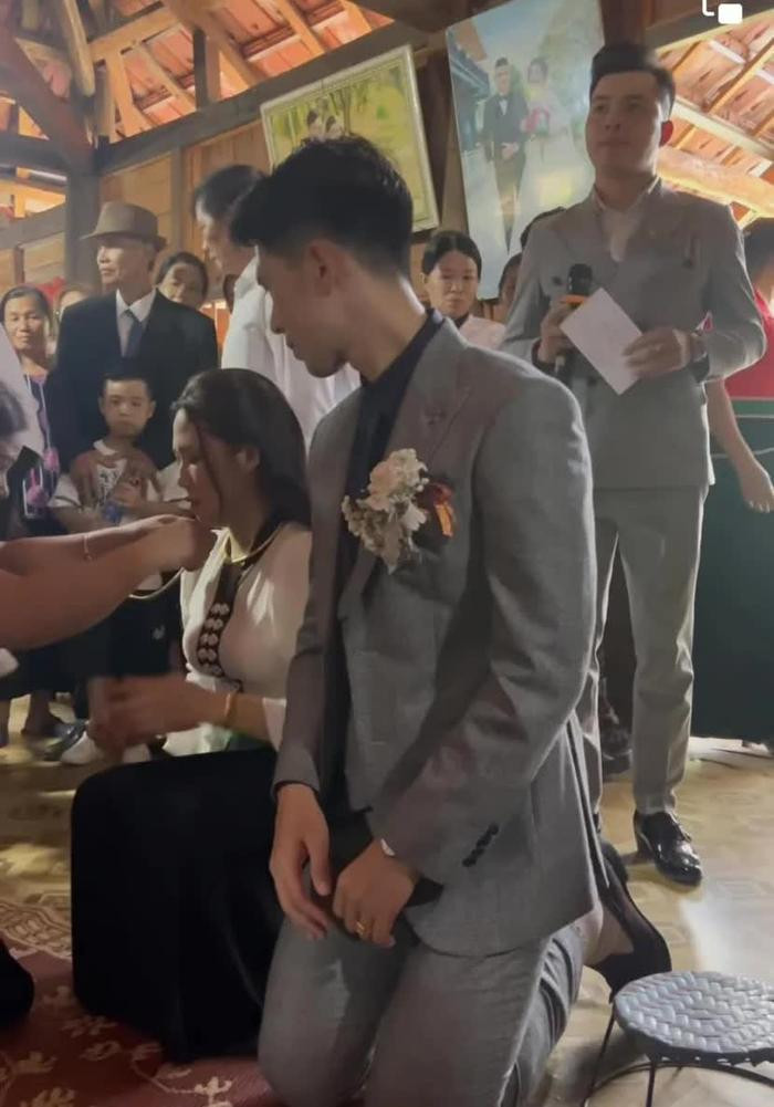 Phải quỳ gối để nhận nhiều quà cưới, Đình Trọng được nhà gái ưu ái làm điều này Ảnh 2