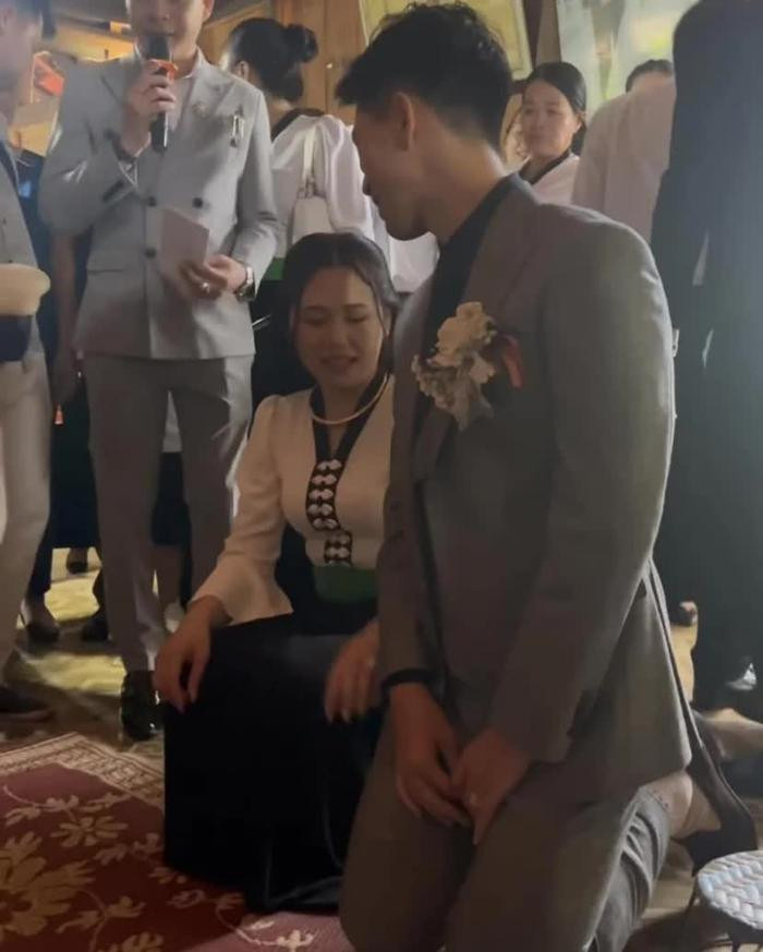 Phải quỳ gối để nhận nhiều quà cưới, Đình Trọng được nhà gái ưu ái làm điều này Ảnh 3