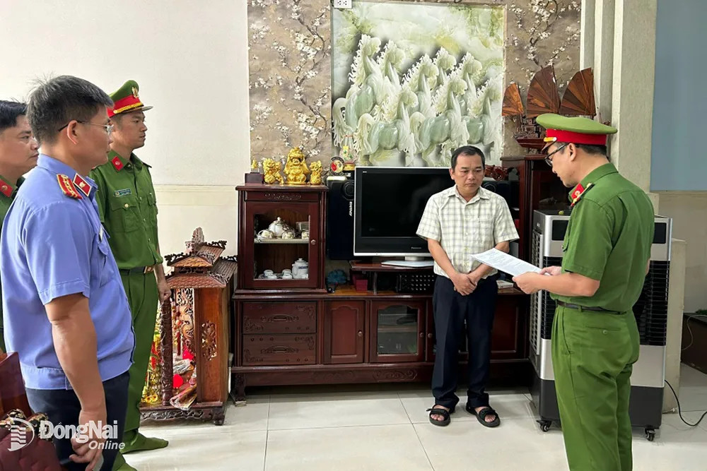 Khởi tố, bắt tạm giam Chủ tịch xã và chuyên viên phòng Quản lý đô thị - Ảnh 1.