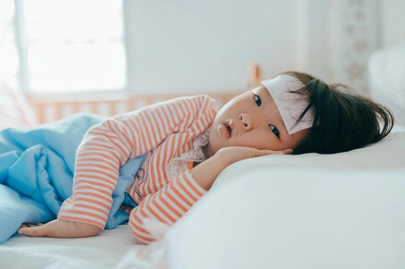 Trẻ mắc viêm phổi, viêm phế quản, ba mẹ có nên cho bé nằm điều hòa hay không? - Ảnh 1.