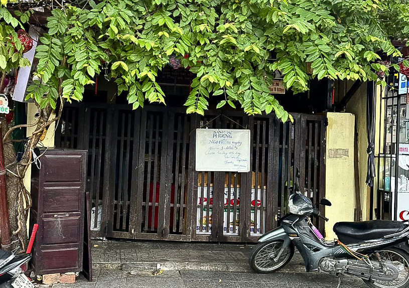 Xử phạt 96 triệu đồng, đình chỉ hoạt động 3 tháng tiệm bánh mì Phượng - Ảnh 1.