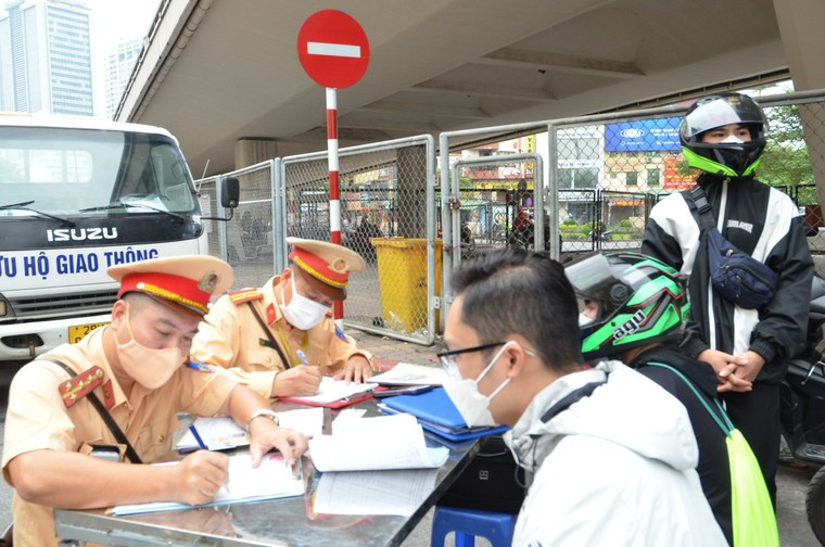 Xử phạt hàng loạt tài xế đi xe máy lên đường Vành đai 2 trên cao ảnh 1