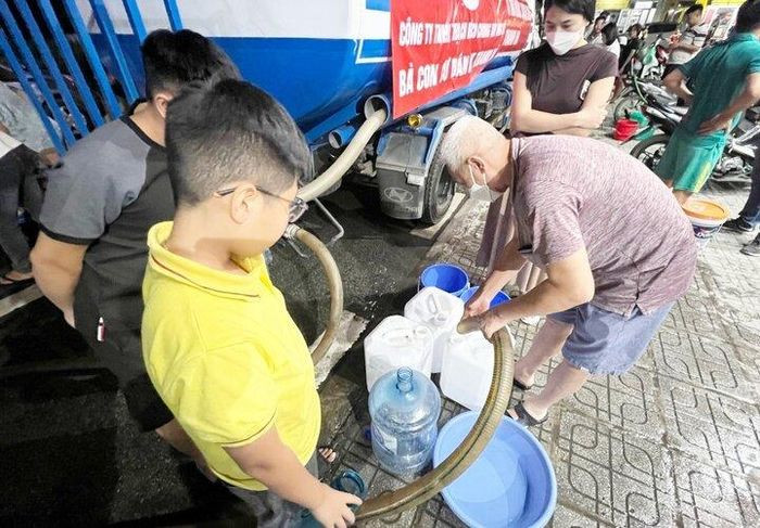 Cư dân khu đô thị Thanh Hà nhiều tuần liền không có nước sạch sinh hoạt.