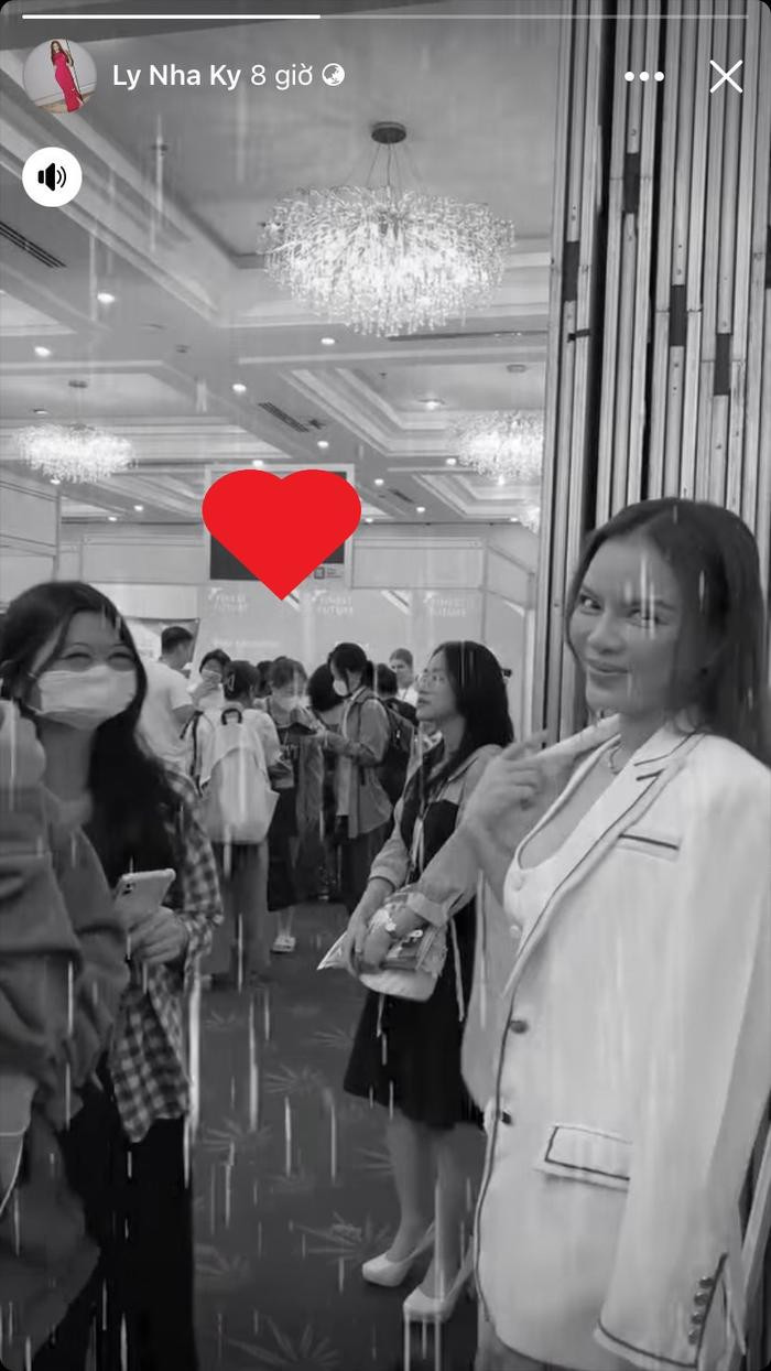 Lý Nhã Kỳ 'sượng trân' khi bị fan hỏi chuyện lấy chồng Ảnh 1