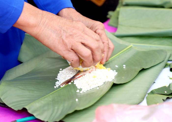 Độc lạ món bánh chưng nhân cá chép Ảnh 2