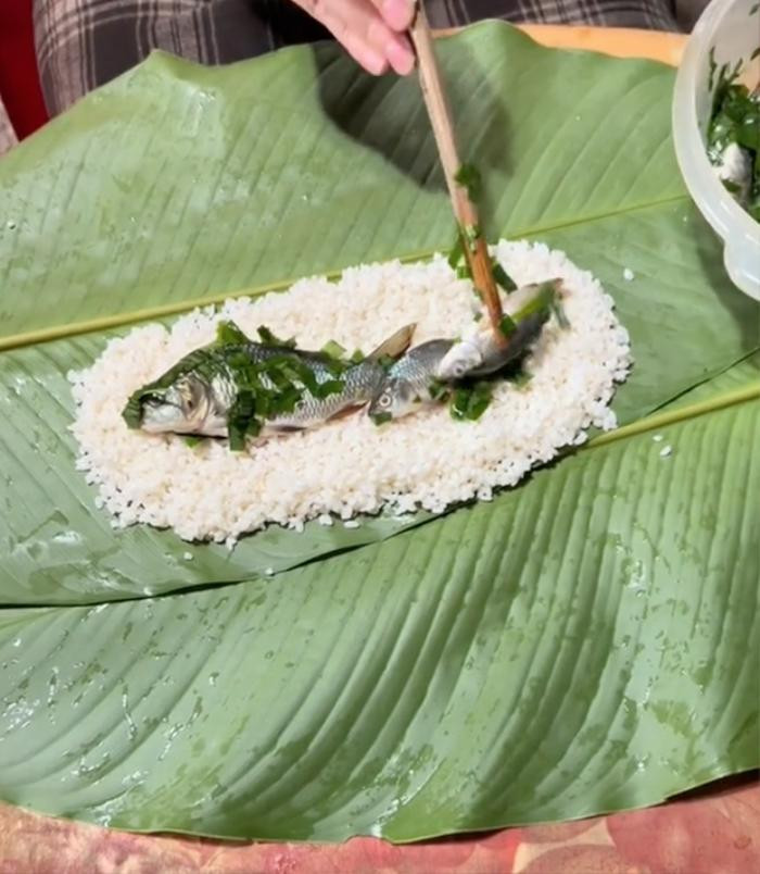 Độc lạ món bánh chưng nhân cá chép Ảnh 1