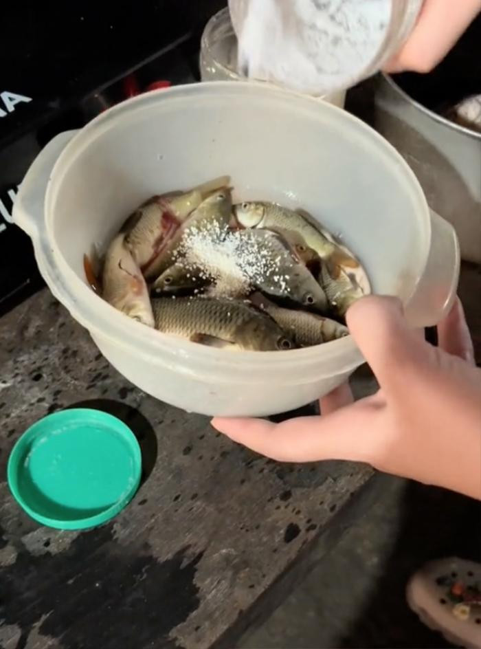 Độc lạ món bánh chưng nhân cá chép Ảnh 4