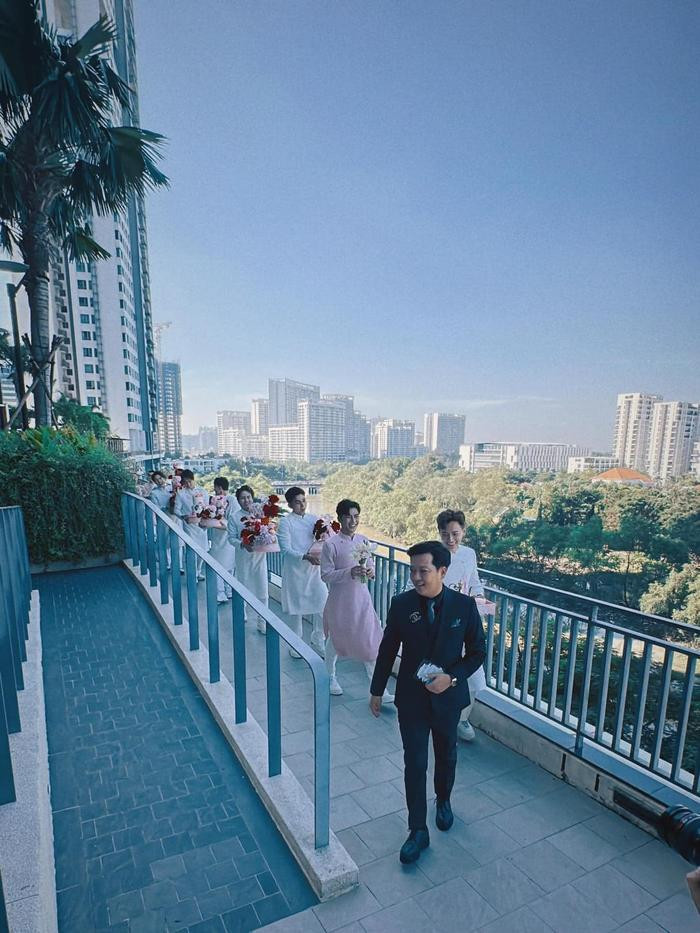 Có thể là hình ảnh về 4 người và đám cưới