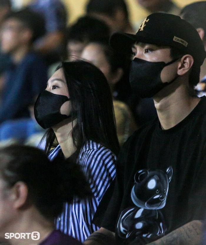 Đoàn Văn Hậu và bạn gái lộ diện trước thềm đám cưới, visual cô dâu tháng 11 qua camera thường Ảnh 3