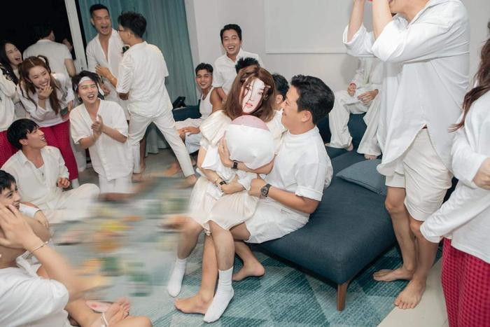 Dàn khách mời lên đồ đồng điệu trước giờ G đám cưới Puka - Gin Tuấn Kiệt, cả showbiz hội ngộ! Ảnh 5