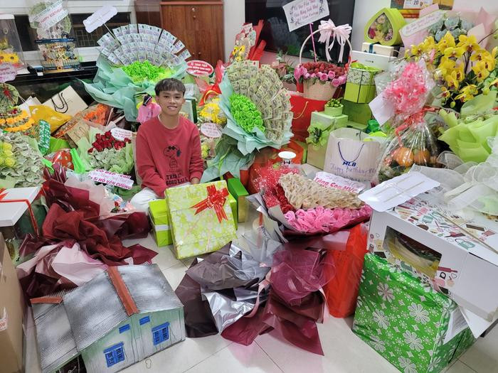 Được fan nữ lên sân khấu tặng hoa, Hồ Văn Cường 'cầu cứu' khán giả Ảnh 3