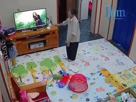Bố mẹ đi xa gửi con gái cho ông nội, gọi điện không được liền check camera thì thấy cảnh này Ảnh 1