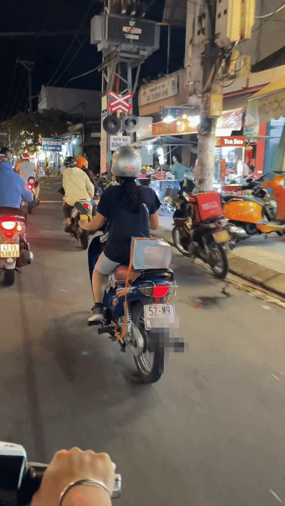 Mua bánh kem rồi cột ở yên xe chở về nhà, cô gái khiến dân tình cười ngất với cảnh trước mắt Ảnh 1