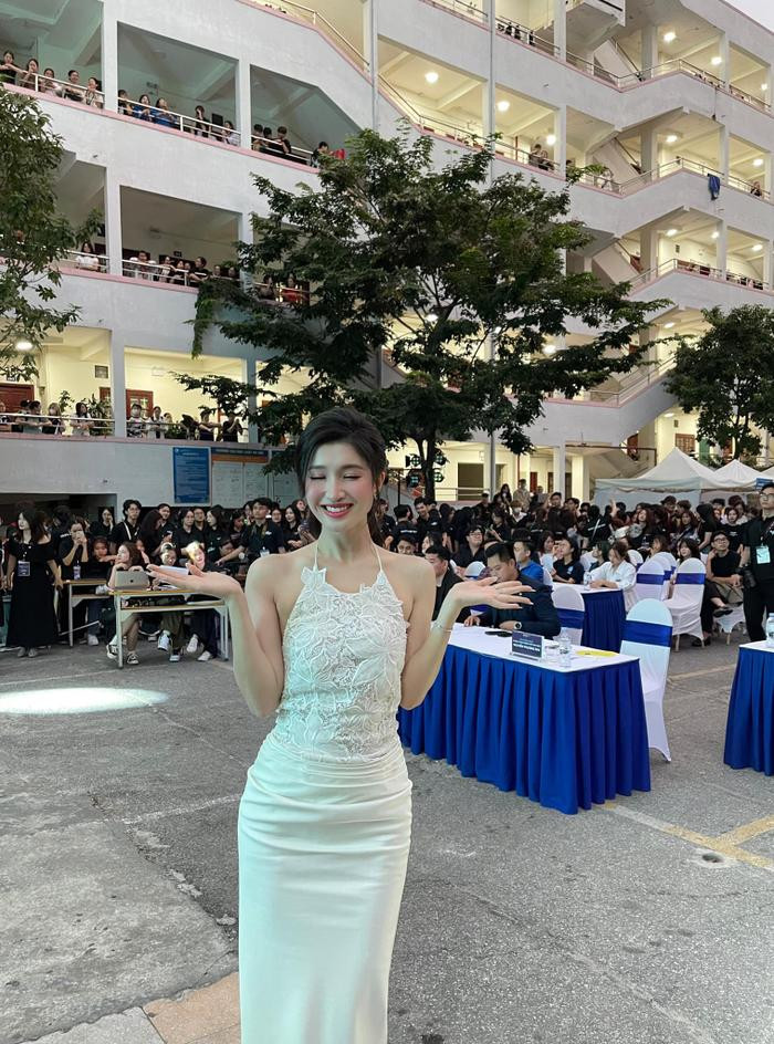 Phương Nhi về trường, tự tin khoe visual 'tiên tỷ' giữa đám đông sinh viên Ảnh 3