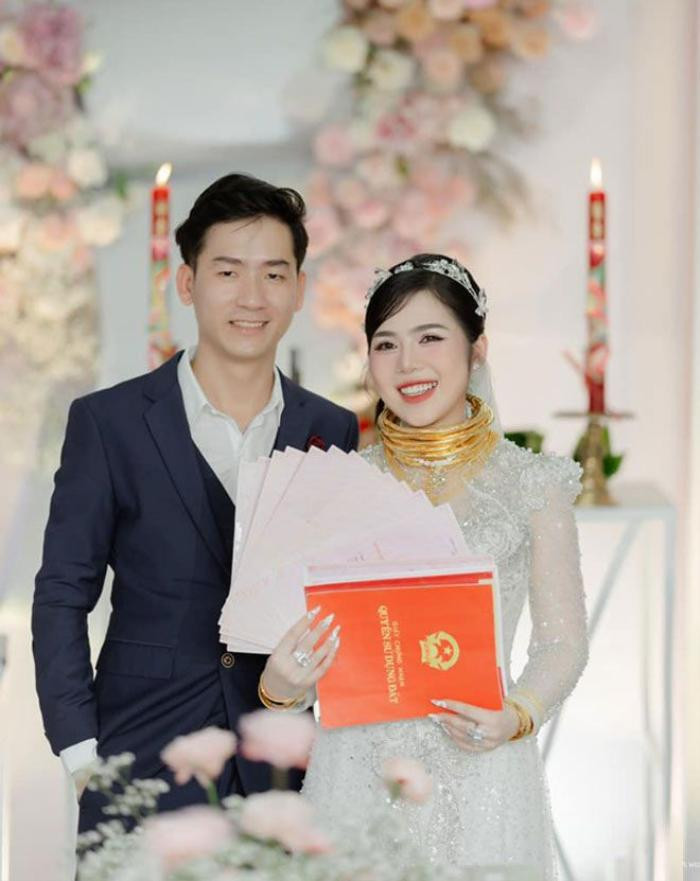 Cô dâu Long An gây sốt cõi mạng khi nhận 16 sổ đỏ 25 cây vàng và hàng tỉ đồng, lộ vẻ mệt mỏi vì 1 lý do Ảnh 1
