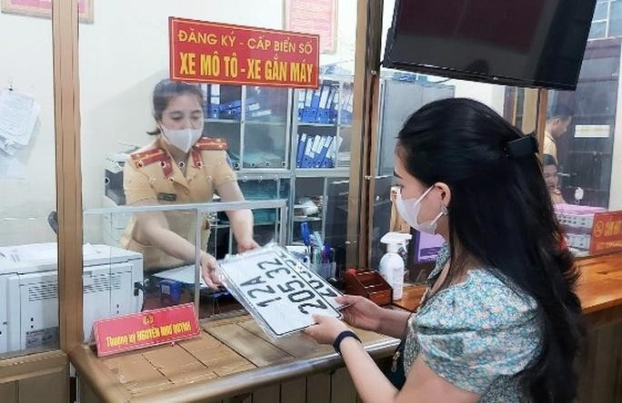 Biển số trúng đấu giá có được lắp vào xe ô tô đã có biển?
