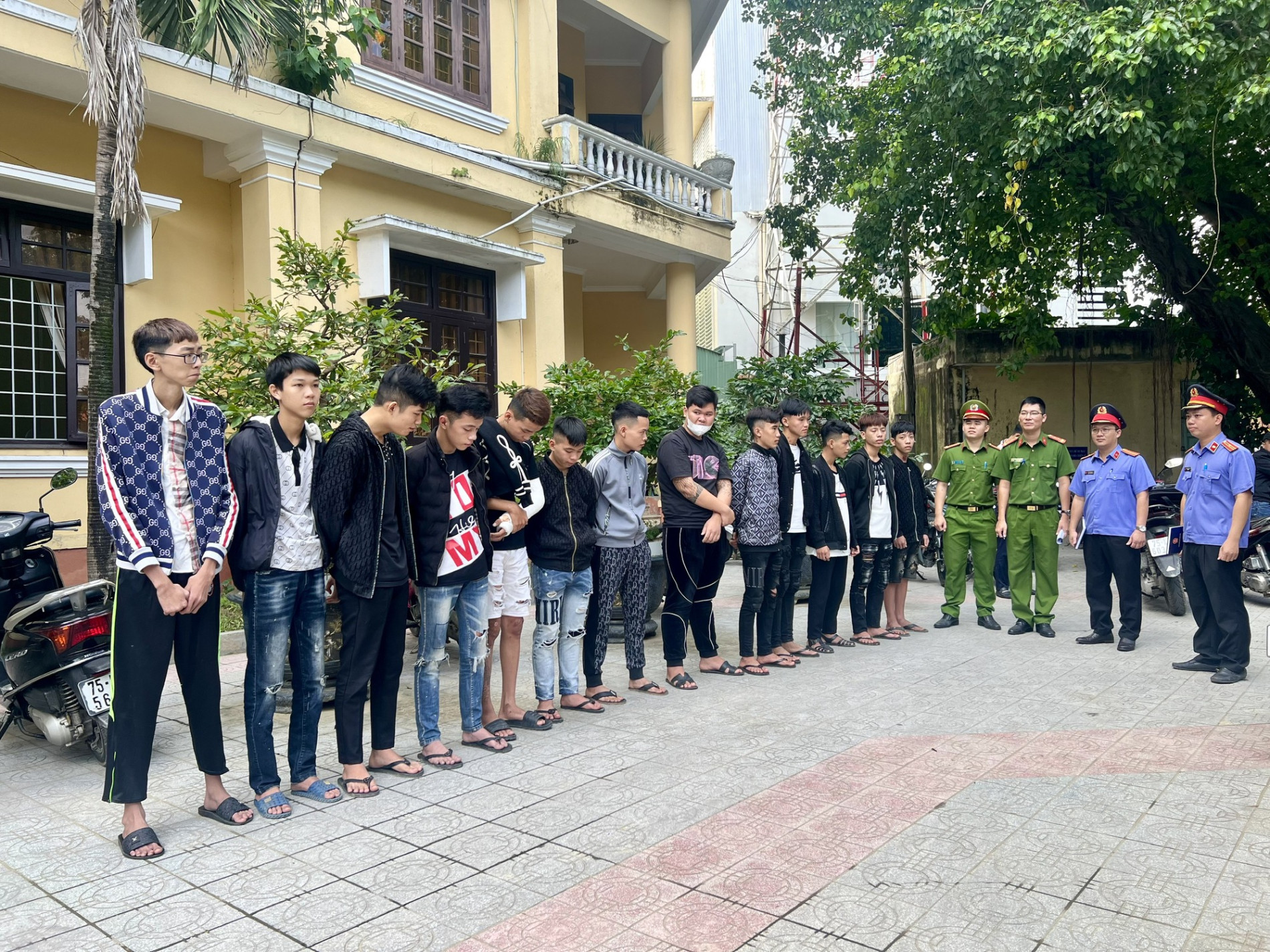 Khởi tố nhóm thanh thiếu niên thường xuyên gây rối trật tự công cộng tại Thừa Thiên Huế - Ảnh 3.