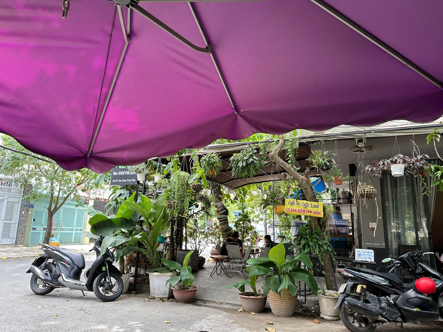 Quán cà phê Coffee Land biến vỉa hè thành khuôn viên quán để đặt bàn ghế.