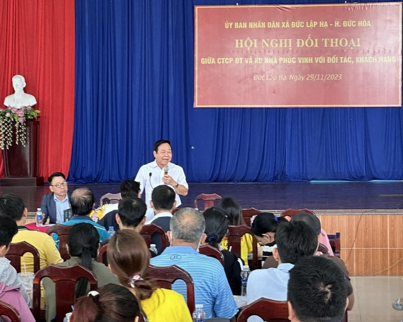 Ông Thi Văn Út, (người đứng cầm micro, mặc áo trắng) Chủ tịch UBND xã Đức Lập Hạ, huyện Đức Hòa, tỉnh Long An đề nghị người dân đóng góp ý kiến.