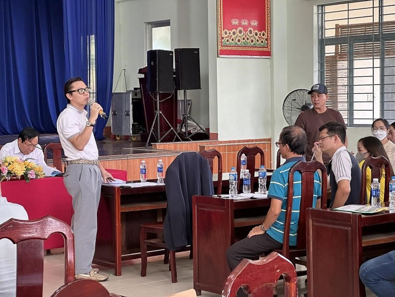 Ông Nguyễn Hồng Đức, thành viên HĐQT, đại diện Công ty Cổ phần Đầu tư và Xây dựng Nhà Phúc Vinh đối thoại với khách hàng.