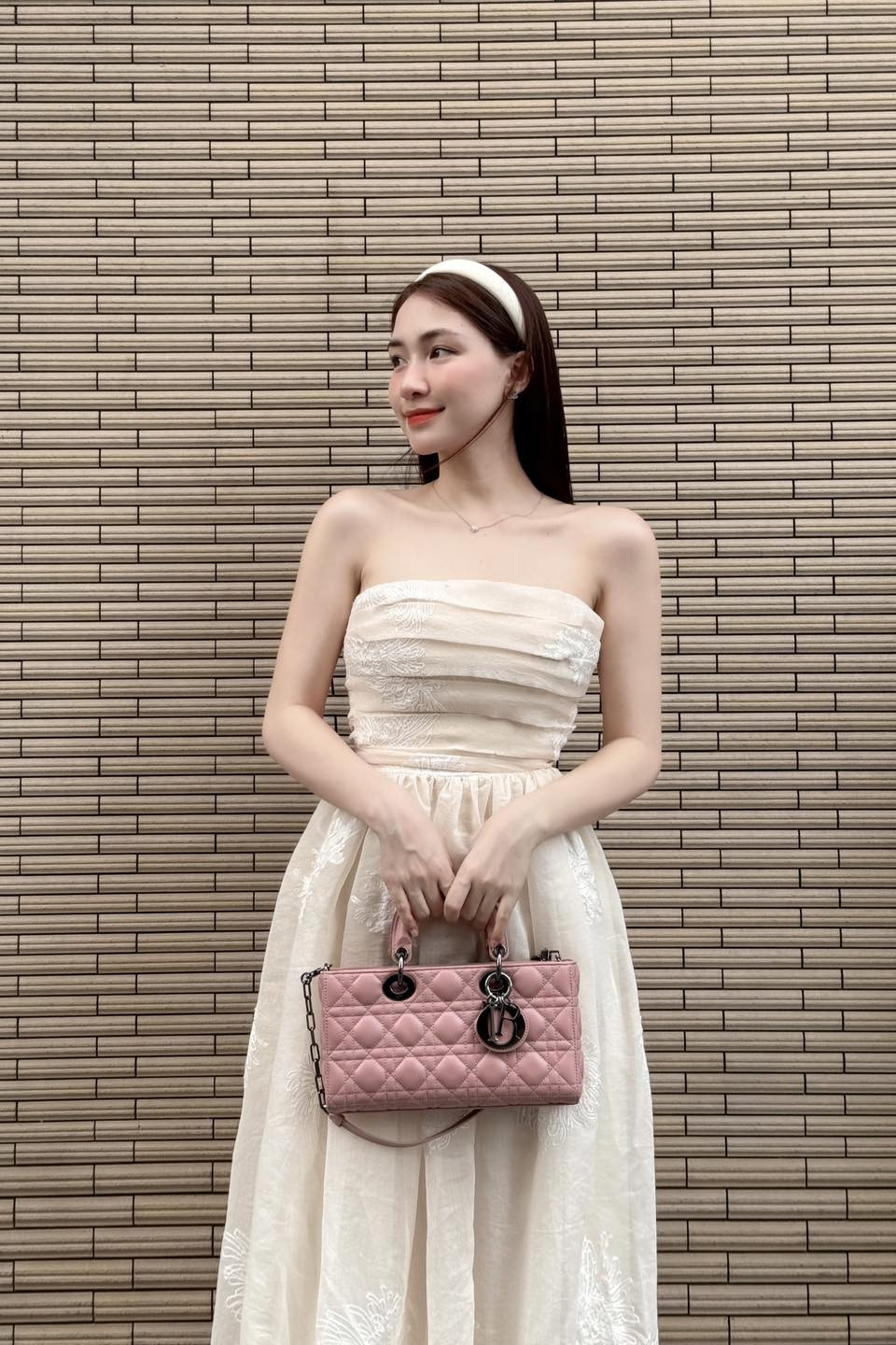 Có thể là hình ảnh về 1 người