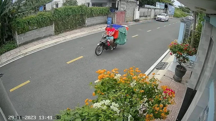 Đã bắt được đối tượng trộm xe máy và thùng hàng của shipper, chiếc áo là chứng cứ tố cáo Ảnh 2