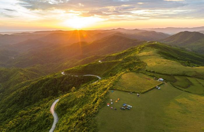 Khám phá thảo nguyên 'trên mây' ở Quảng Ngãi: 'View triệu đô' chẳng kém Tà Xùa Ảnh 2