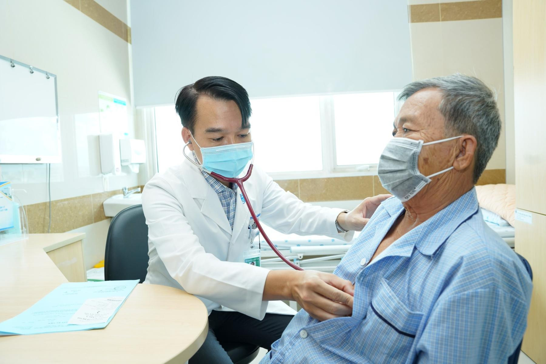 Đề xuất bệnh nhân mua thuốc bên ngoài sẽ được bảo hiểm y tế thanh toán