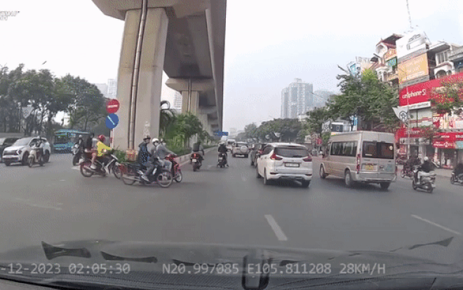Húc ngã người phụ nữ, thanh niên thản nhiên phóng xe bỏ đi gây phẫn nộ dư luận Ảnh 1