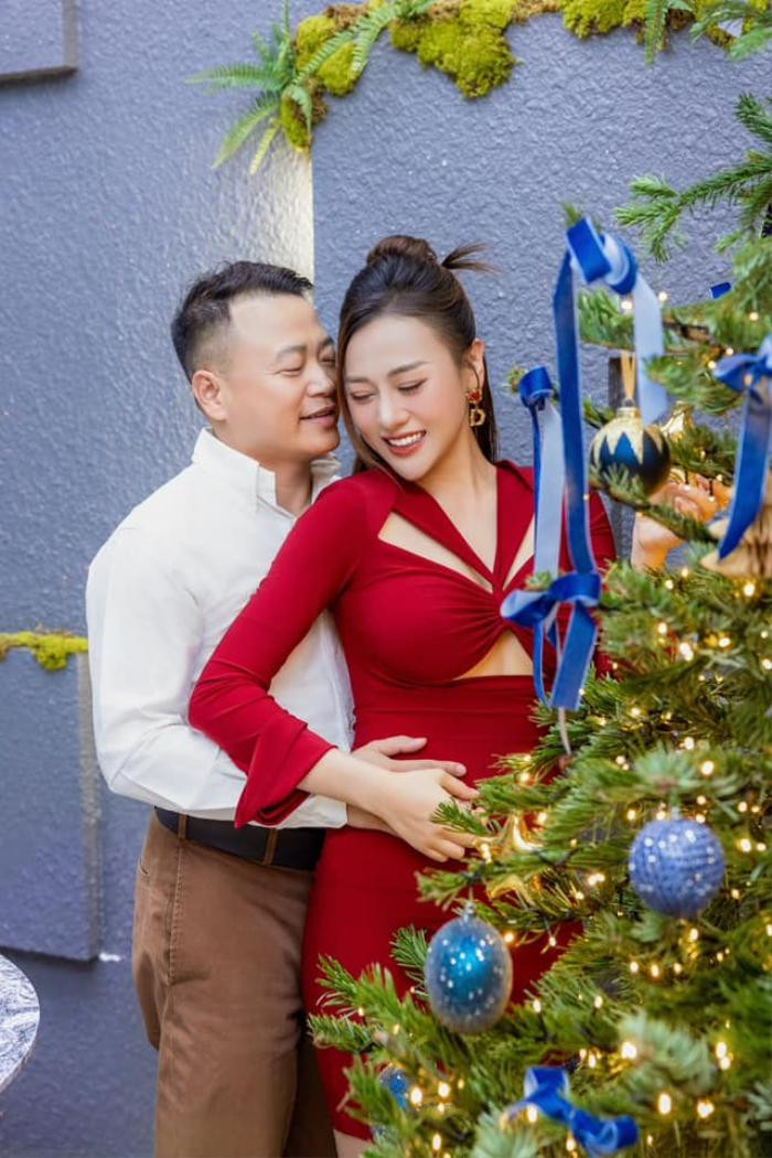 Phương Oanh tung bộ ảnh đón Noel tình tứ bên Shark Bình, netizen soi ngay một chi tiết Ảnh 3